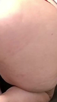 Červené kalhotky jdou do zadku