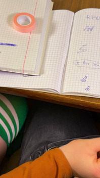 Elevă care îi face laba la ora de matematică pe sub masă la facultate. Masturbare riscantă într-o clasă publică.