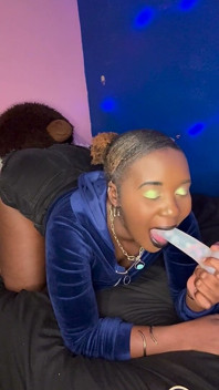Alliyah Alecia Chupando Pau Com Vibrador