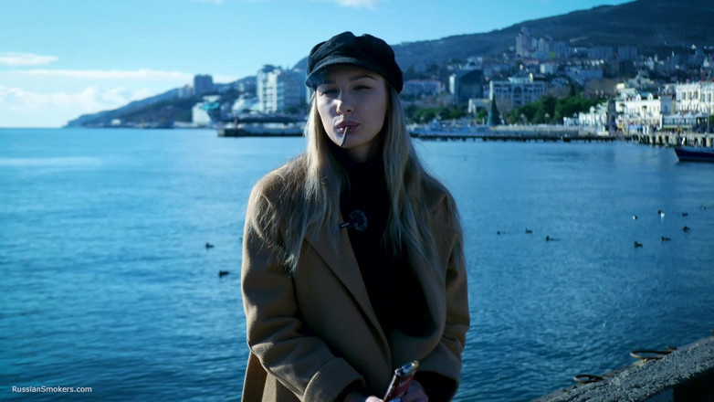 Russian Smokers: În aer liber, fumând cu fată rusoaică Beaty 1