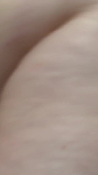 MILF PAWG gibt Handjob, steigt oben und wird von hinten beendet.