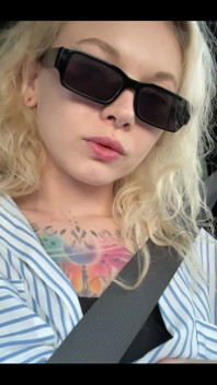 Can’t Resist Showing off Myself Even While My Friends Are in the Car