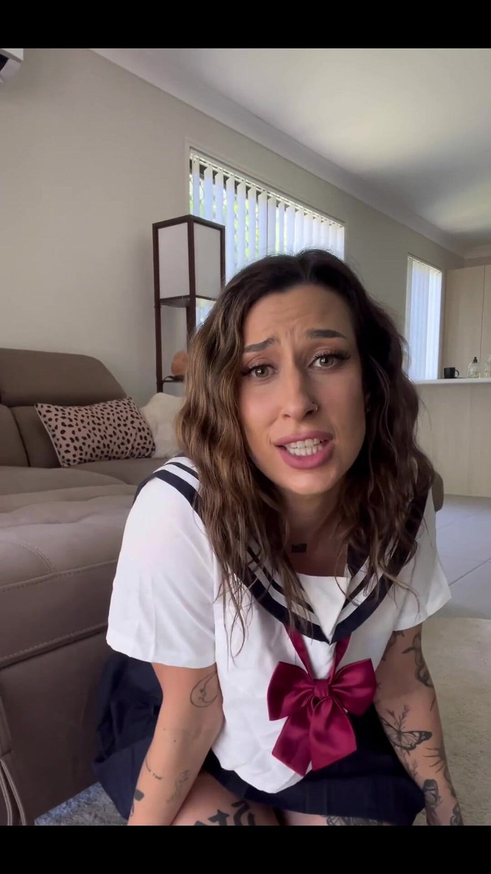 Kiki Isobel: Affare tra insegnante