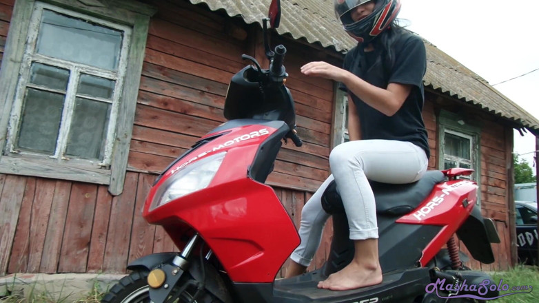 Masha Solo: O fată în cască își masturbează pizda până la orgasm pe motocicleta...