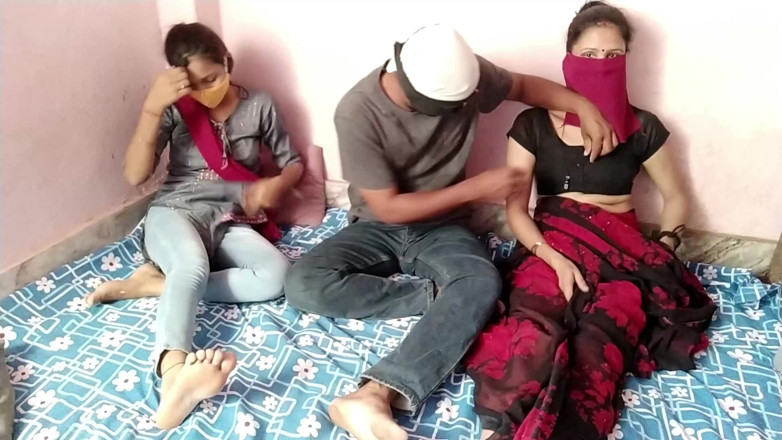 HousewifeGeeta: Ho scopato la vicina matrigna e ragazza insieme! Desi trio...