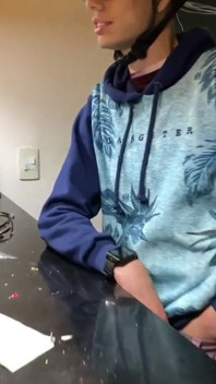 Haar poesje neuken in de keuken terwijl papa weg is