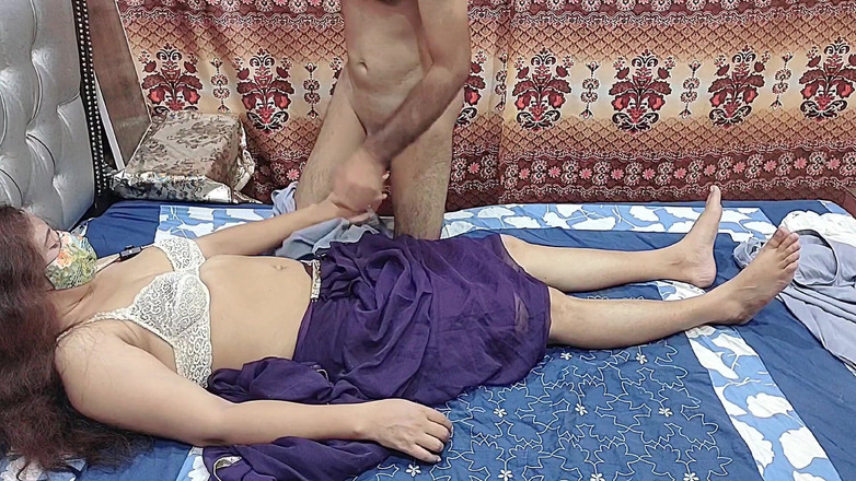 Pakistani CoupleX: Indische Desi Saree meisje pijpbeurt grote lul klaarkomen op haar...