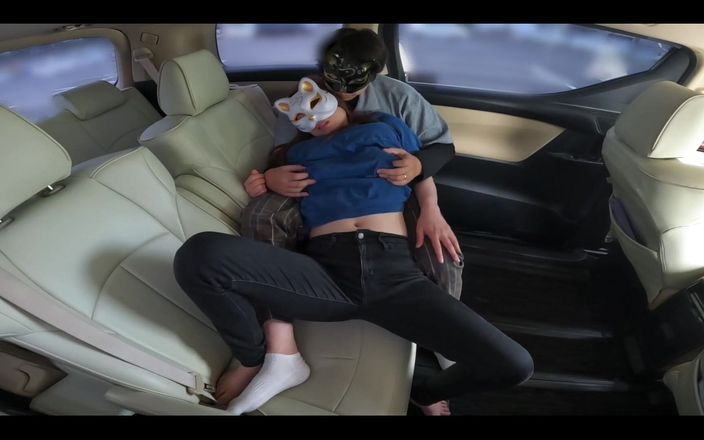 LuuLee0804: Eine verheiratete frau reitet in einem auto