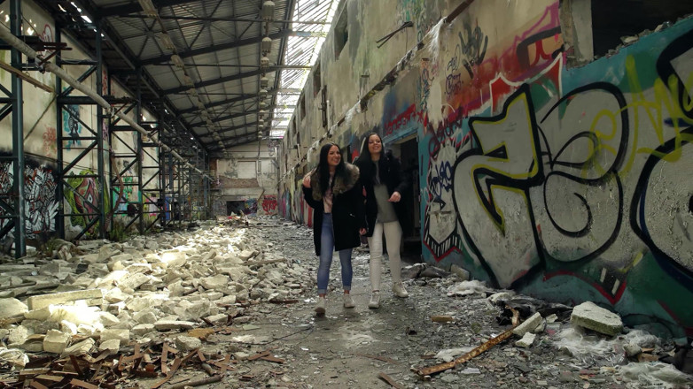 Scout69: Julia Parker et Maria Gail, deux meilleures copines allemandes, parlent à...