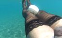 Nylondeluxe: Zwarte netkousen in de zee