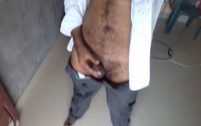 Mayanmandev: Mayanmandev em roupas brancas mostrando corpo peludo
