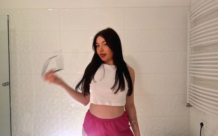 No panties TV: Горячая сексуальная красивая студентка светит киской, снимая ее белые хлопковые трусики в ванной в любительском видео