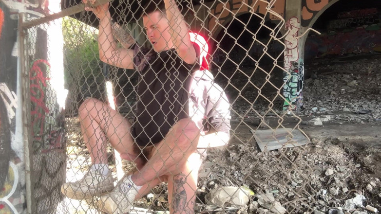 Tatted Fxggot: Cruising Fxggot baise Kian Fuk sur la piste