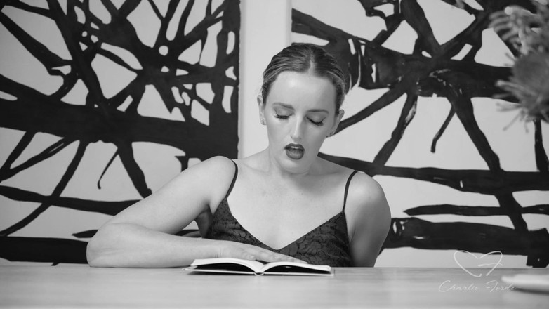 CharlieForde: स्तोत्र से उन्माद साहित्य चार्ली फोर्ड, एम्बर मूर की विशेषता