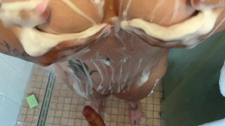 Dirty Lisa: 不带避孕套的淋浴