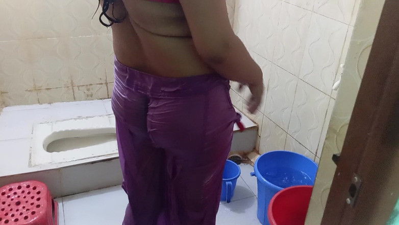 Sumahomesex: 在洗手间与继母发生性关系。我确实喜欢继母可爱的阴户。