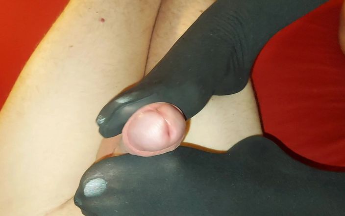 Step Mommy: 熟女主婦が若い見知らぬ人にナイロン足コキを与える
