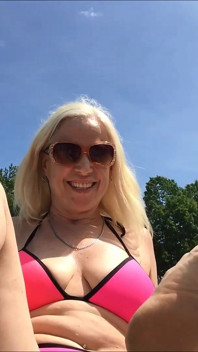 Odpočítávání mrdky u bazénu a škádlení nohou v bikinách