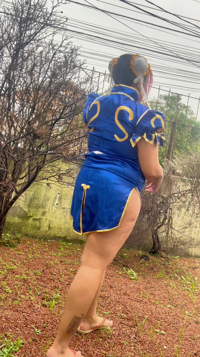 Cutiepiie Chubby: Bbw Chun-li cosplay exhibitionisme in de tuin