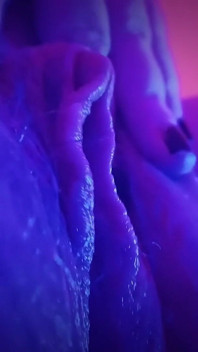 Mírame acariciar sensualmente mi gran delante de tus ojos