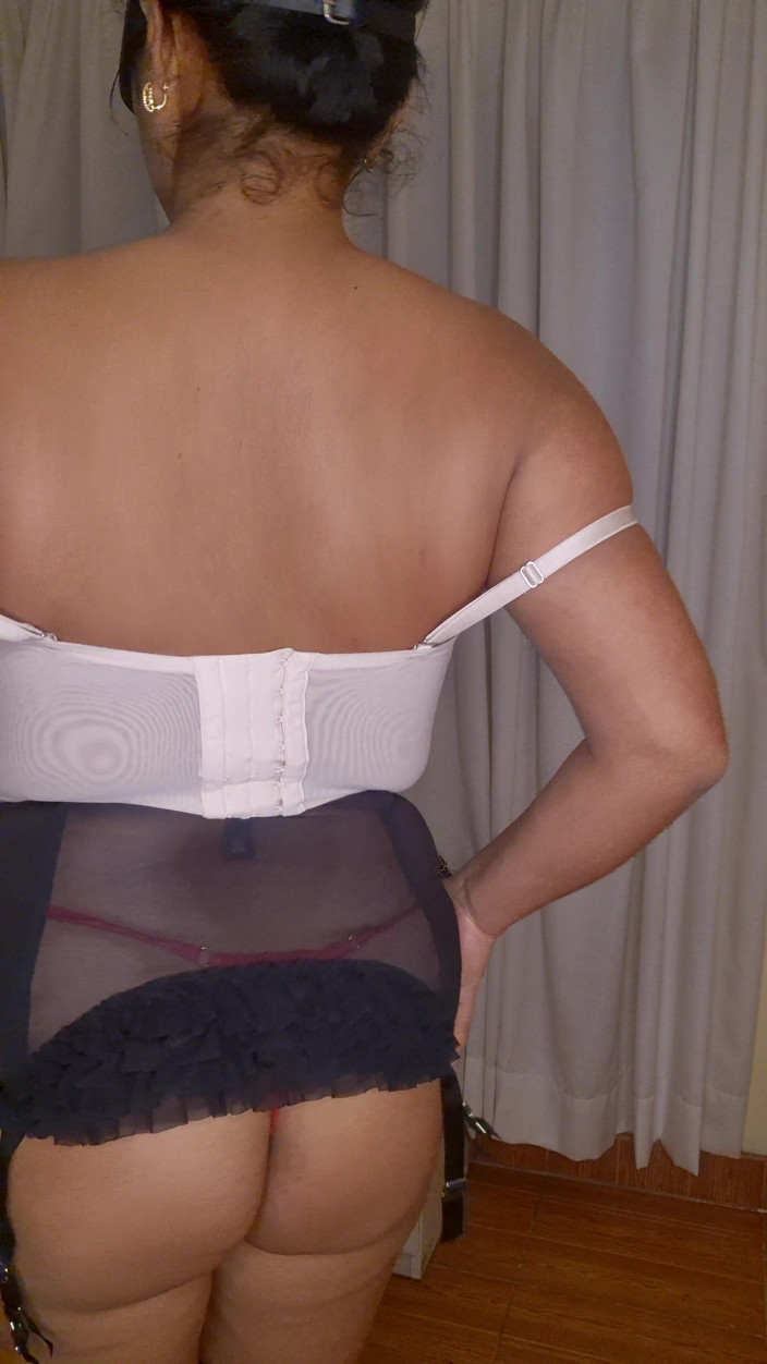 RealAmateuur: Kocamın patronu için mastürbasyon yapıyorum (yalnız olduğum bir tatilden faydalandım)