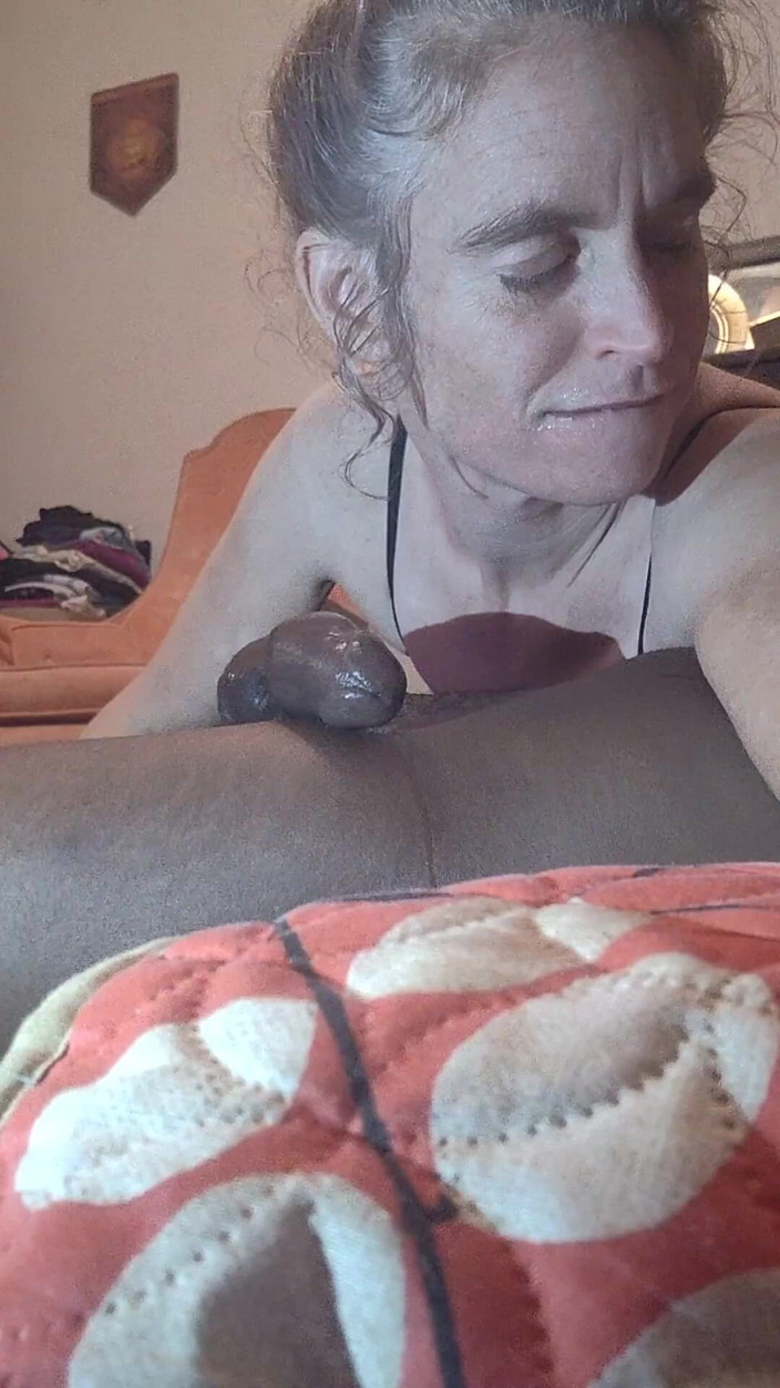 SuzySwallows_xXx: Evli kadın yavaşça birkaç döl yutuyor, duramıyor