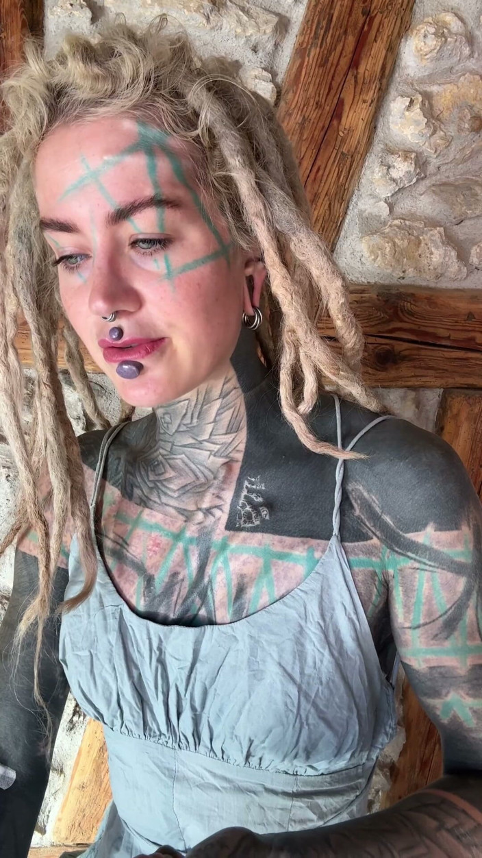 Anuskatzz: Je Reçois De Nouveaux Seins. Ouvre Cette Vidéo Et Découvrez...