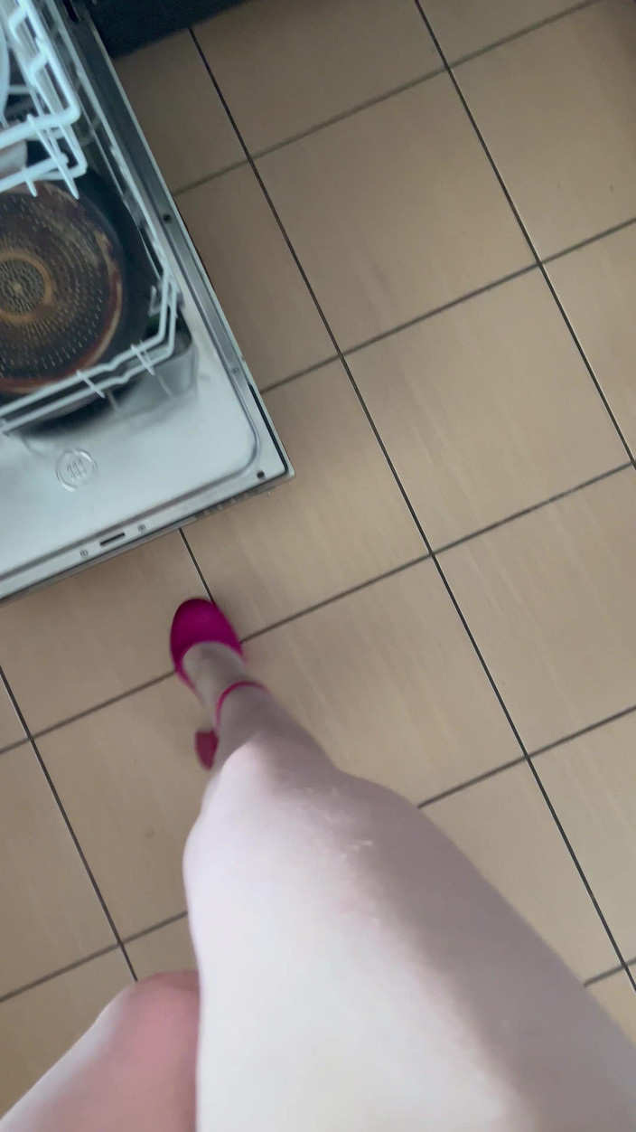 Feet: Suara berjalan dengan sepatu hak tinggi