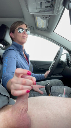 Lisa Brooks: Hübsche brünette greift über und wichst mich in ihrem auto