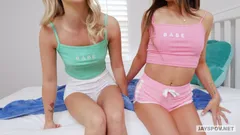 Bella Rose और first timer Selena luxx के साथ अविश्वसनीय तीन लोगों वाली चुदाई
