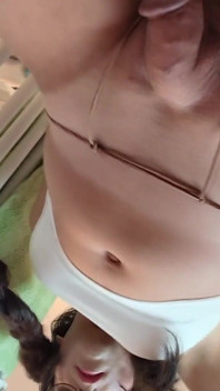 보지에 묶인 쓸모없는 Sissy 자지! 여자처럼 오줌과 정액!
