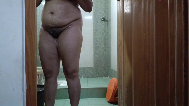 Muruga: Desi Aunty rakning för fitta knullar innan rengöring fitta