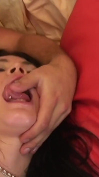 Krollende sexy brunette met enorme tieten en gretig naar lul geniet en kreunt als ze haar hete natte poesje geneukt krijgt