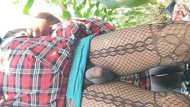 Siku09: Desi Outdoor Crossdressing Solo Lingerie Play with Farm