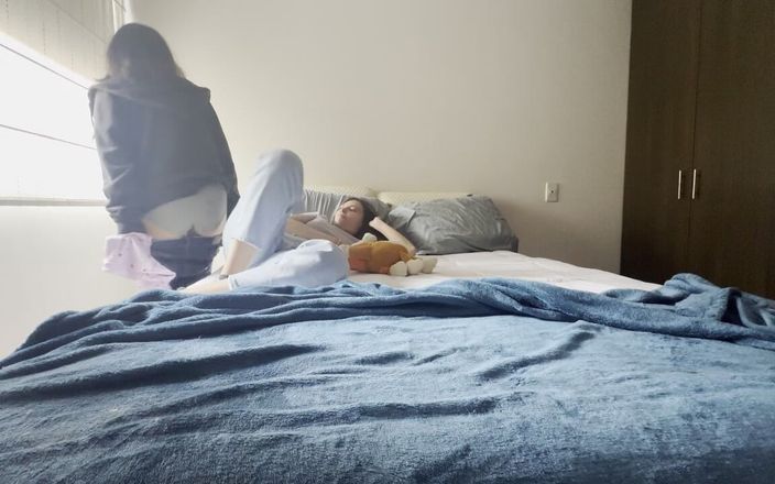 scarlettandc: Min bästa vän lär mig hur man suger fitta och...