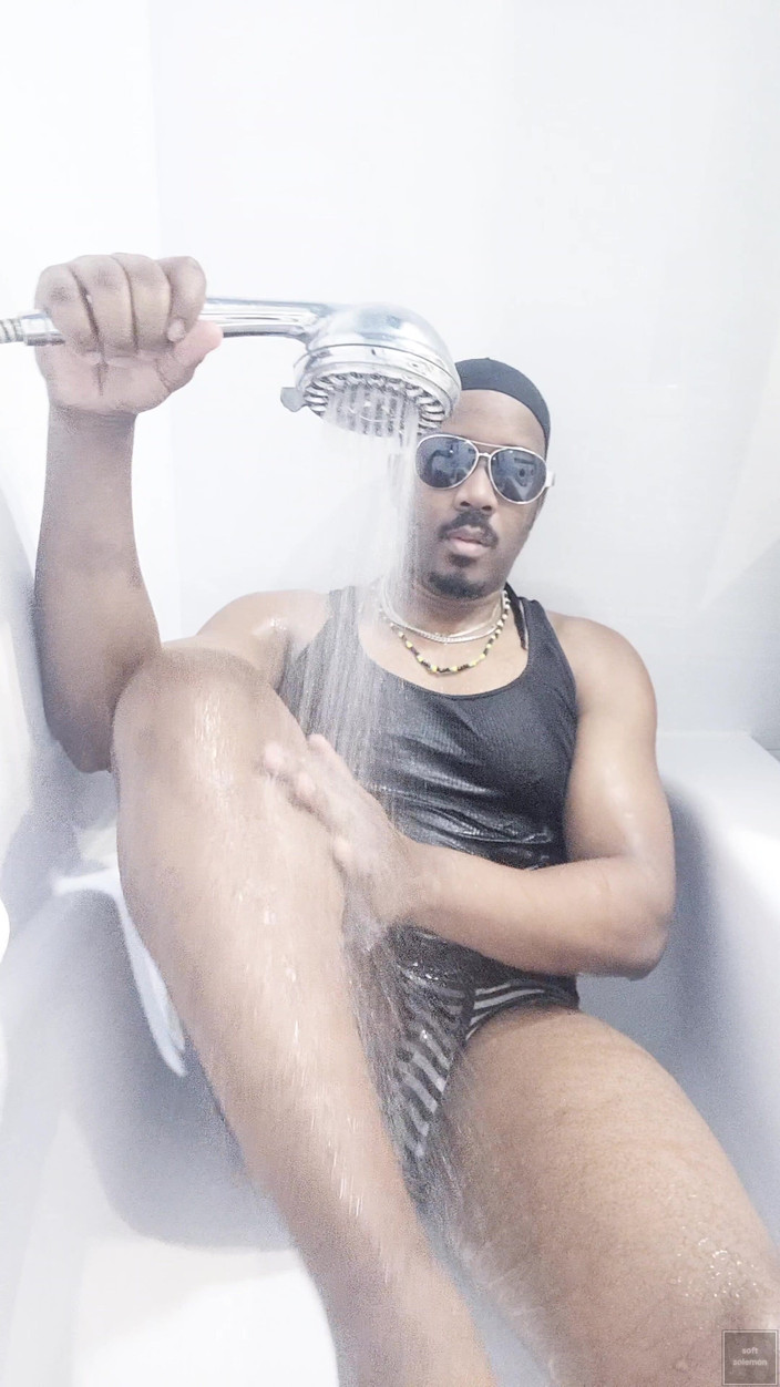 Soft Soleman: Îmi spăl corpul în baie 5