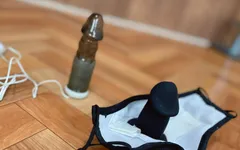 Une fille étudiant avec un vibromasseur inséré