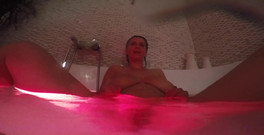 Katerina Hartlova: 자쿠지의 수중 카메라는 내 보지와 클리토리가 파도에 튀어 나오면 좋은 시야를 보여줍니다.