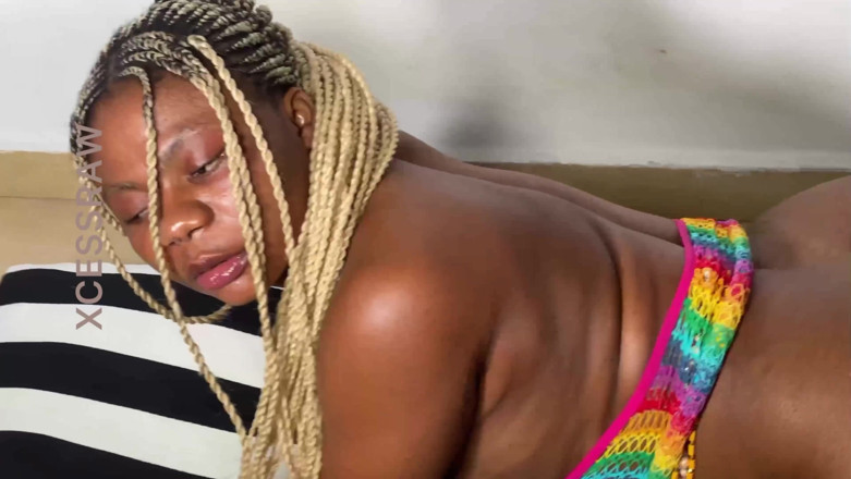 ExcessRaw: Ateşli ve seksi kız ıslak sulu amcığını sert sikiyor