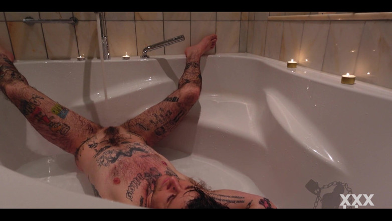 Xxx skips: 浴缸里的纹身 ftm！粉色阴户 XXX 跳过让你观看