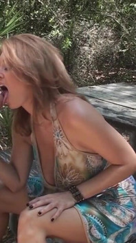 La milf tettona charlee chase ama farsi scopare nei boschi...