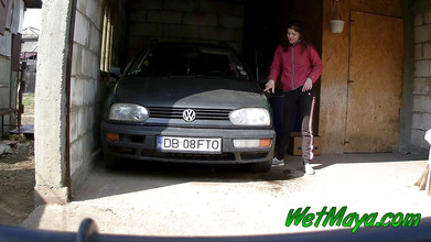 Wet Maya: Maya hämnas på sin pojkvän och kikar på sin bil