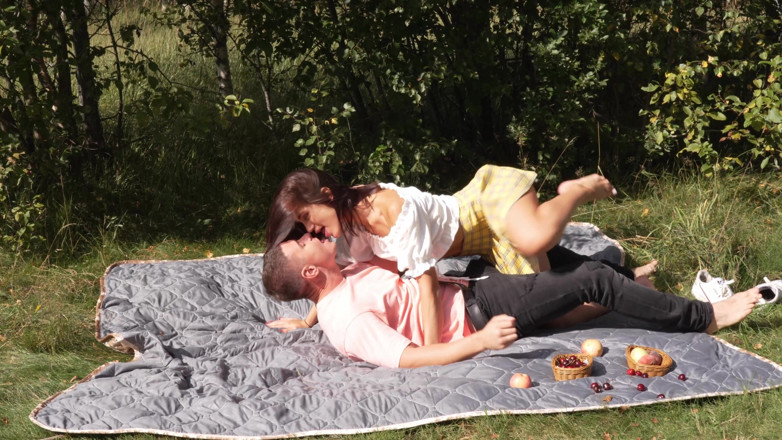 Murkovski: Picknick, sex und sperma auf den arsch an einem warmen...