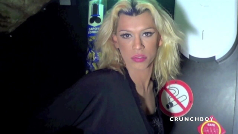 Crunch Boy: Incredibile gangbang con ragazzo etero e travestato