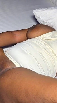 Ibu rumah tangga yang kelaparan menggoda petugas kebersihan rumahnya dengan besar pria kulit hitam