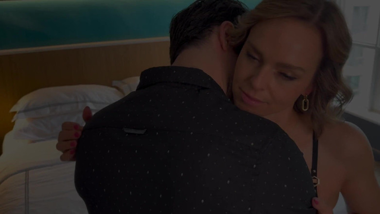 Serenity Cox: Podwójna penetracja / żona pieprzy męża i przyjaciela w tym samym czasie...