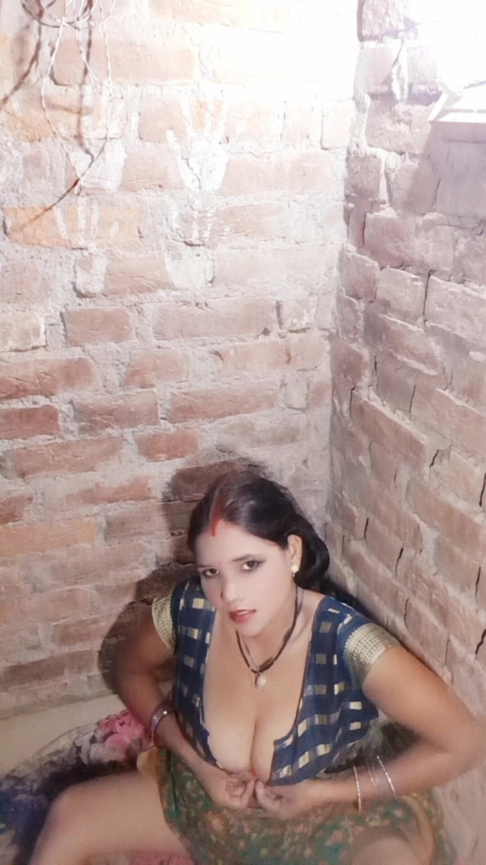 Renudbf: Adik ipar india yang hot lagi asik fingering memeknya sampai...