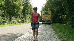 Popp Sylvie: Писяє в штани.