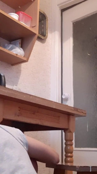 Während unsere haushälterin geschirr spülte, leckte meine freundin riskant ihre muschi unter dem tisch