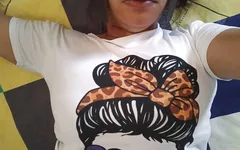 Heiße brünette spielt mit ihren großen nippeln und masturbiert lecker in ihrer muschi und Milch kommt heraus